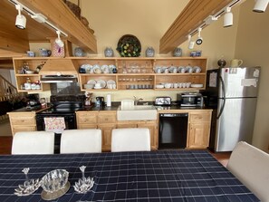 Fridge, microwave, oven, stovetop - Cabot trail, walk to beach, luxurious living space, gorgeous Atlantic Ocean view (Chéticamp)