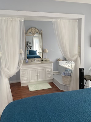 6 bedrooms, desk, iron/ironing board, free WiFi