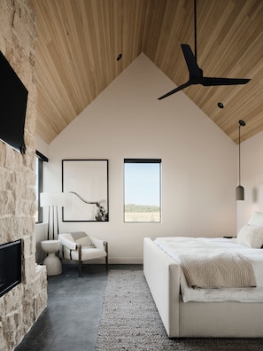 4 habitaciones, escritorio y tabla de planchar con plancha 