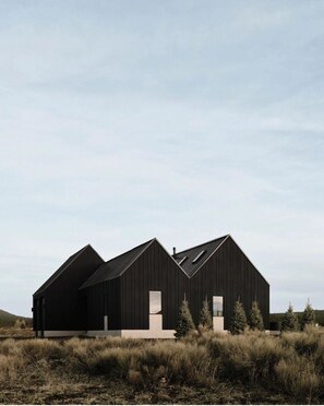 Exterior - Noir Peaks a Modern Scandinavian Mountain Home beautiful views of Mt Humphreys (Flagstaff)