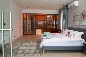 4 bedrooms, iron/ironing board - Modern Waterfront Villa (Vume)