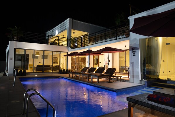 Pool - Modern Waterfront Villa (Vume)