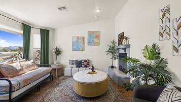 Smart TV, chimenea, videojuegos, futbolito