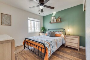 4 habitaciones, escritorio y tabla de planchar con plancha 