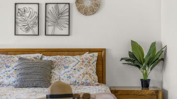 4 habitaciones, escritorio y tabla de planchar con plancha