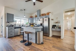 Refrigerador, microondas, horno, placa de cocina