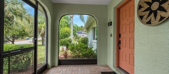 Heated Pool Retreat~10 min to Weeki Wachi~Sleeps 8