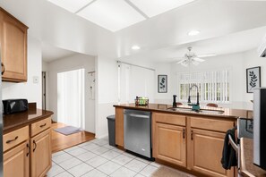 Frigorífic, microones, forn i placa de cuina 