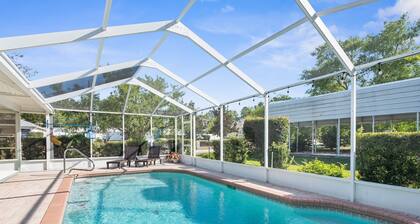 Clean, spacious home with heated pool near Weeki Wachi Springs!