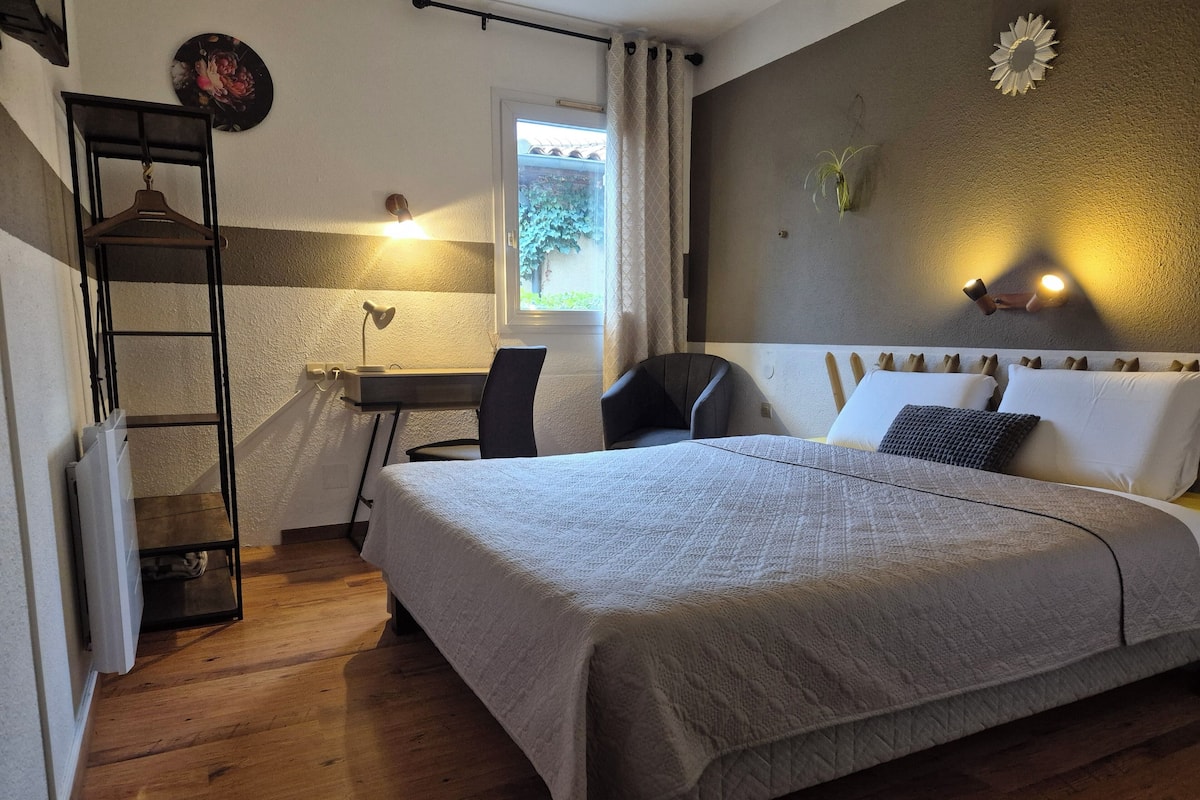 Comfort-Doppelzimmer zur Einzelnutzung | Individuell dekoriert, individuell eingerichtet, Schreibtisch