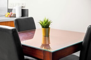 Ein Konferenztisch mit einem Blumentopf in der Mitte, umgeben von Stühlen.