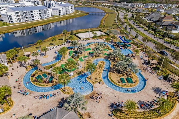 Un resort con parque acuático, lago y zona de piscina.