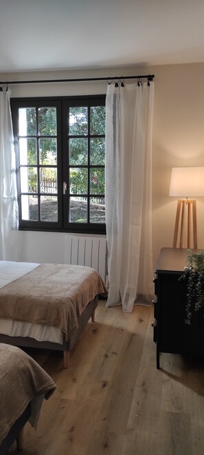 2 habitaciones, tabla de planchar con plancha y cuna de viaje