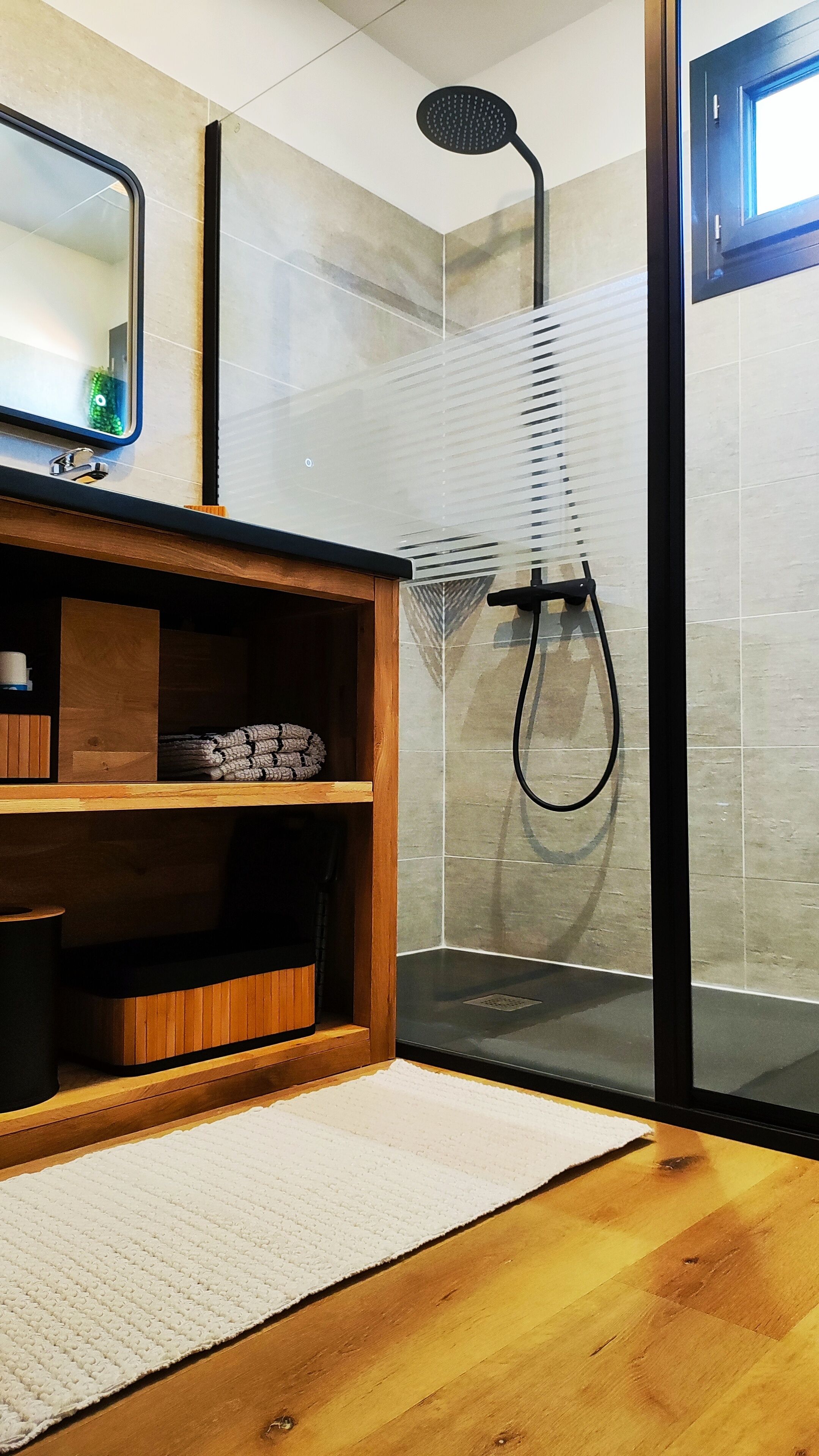 Dusche, Haartrockner, Seife, Toilettenpapier