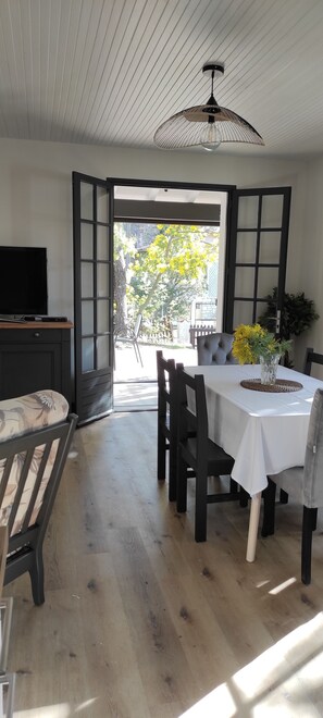 Dining - House for 5 people, all comforts, walking distance to the beach! (La Tremblade)