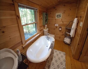 Badewanne, Haartrockner, Handtücher, Seife