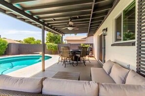 Outdoor dining - FREE Heated Pool/Games/Well Stocked (Tempe)