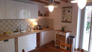 Jääkaappi, mikroaaltouuni, uuni, liesi