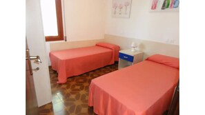 2 chambres, coffres-forts dans les chambres, draps fournis