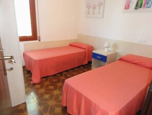2 quartos, cofres nos quartos, roupa de cama