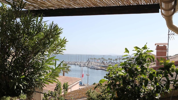 A balcony with a view of a marina and the sea. - Apartment with terrace overlooking the lake, a stone's throw from the port (Mèze)