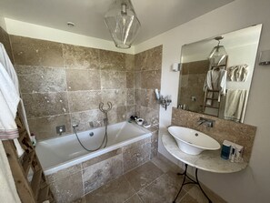 Baignoire, serviettes fournies