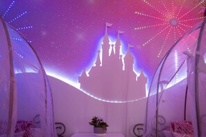 12 habitaciones, tabla de planchar con plancha, cuna de viaje y wifi 