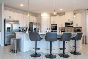 Fridge, microwave, oven, stovetop - 12BR Simpsons + Theater Home – 340 (Kissimmee)