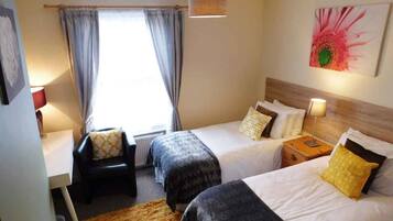 3 bedrooms, desk, iron/ironing board, free WiFi
