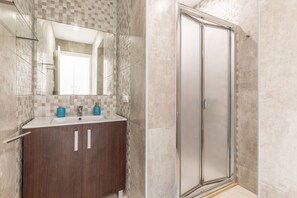 Shower, hair dryer, towels, toilet paper - Guesber, Finca 5StarsHome Mallorca (Ariany)