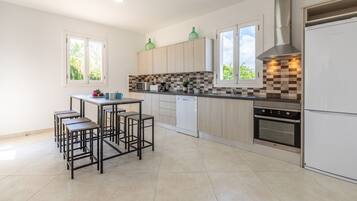 Een koelkast, een magnetron, een oven, een kookplaat