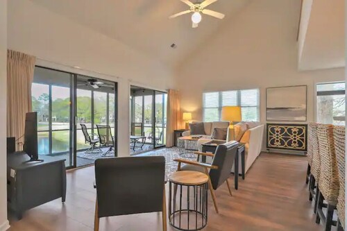  Spacious 4 bed/ 4 bath Villa on Golf Course