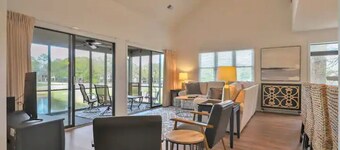 Spacious 4 bed/ 4 bath Villa on Golf Course
