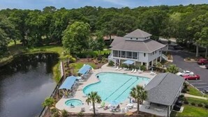 Ein Resort mit großem Schwimmbad, einem Gästehaus und einer Lage am natürlichen See.
