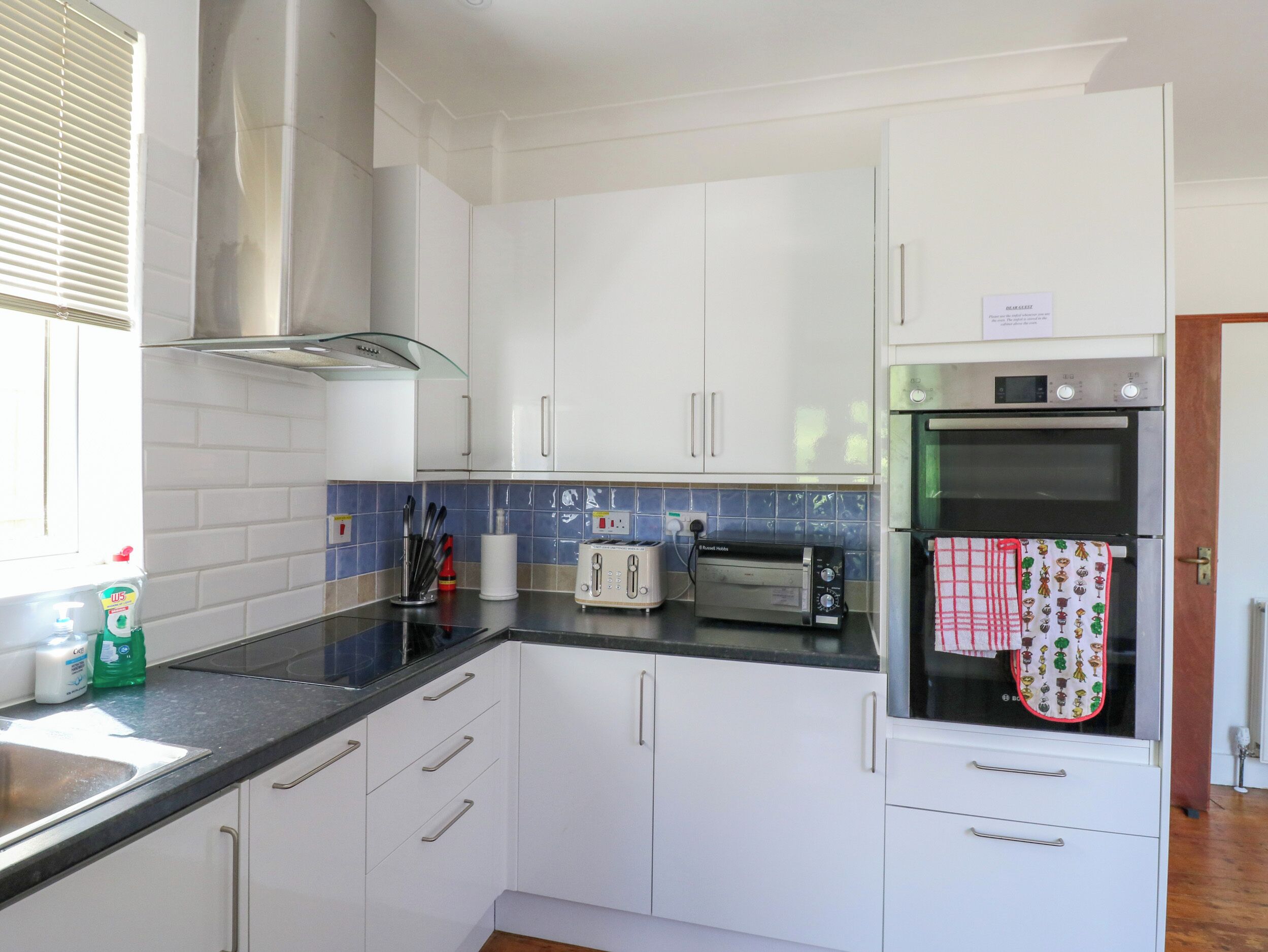 Lemari es, microwave, mesin pencuci piring, dan ketel listrik