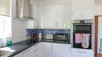 Lemari es, microwave, mesin pencuci piring, dan ketel listrik