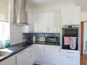 Fridge, microwave, dishwasher, electric kettle - Ninety Eight (Southend-on-Sea)