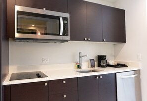 Kühlschrank, Mikrowelle, Herdplatte, Geschirrspüler