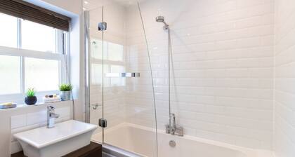 Velvet 2-bedroom Apartment, Brewery Road, Hoddesdon