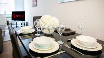 Apartment, eigenes Bad, Stadtblick | Restaurant