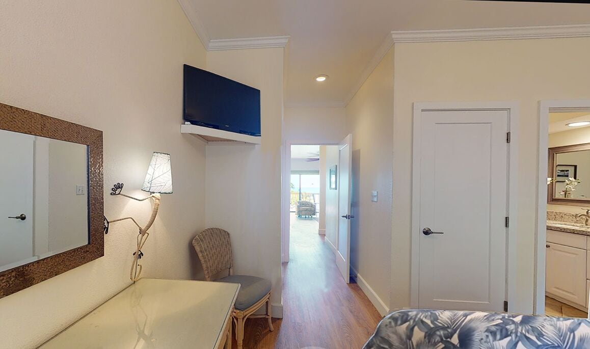 Smart TV, books, video library, stereo