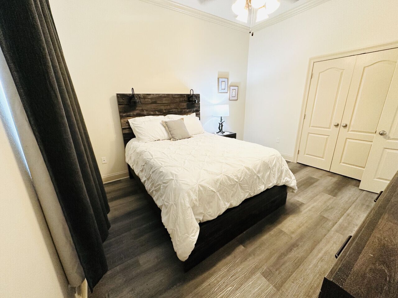 2 bedrooms, desk, iron/ironing board, travel crib