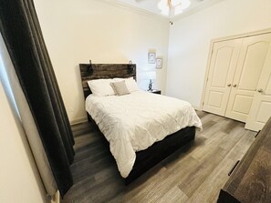 2 عدّة غرف نوم ومكتب ومكواة/لوح كي وسرير سفر