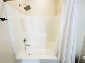 Ensemble douche/baignoire, sèche-cheveux, serviettes fournies