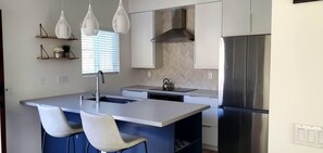 Jääkaappi, mikroaaltouuni, uuni, liesi