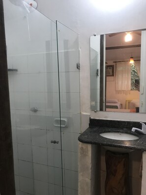 Shower, towels - Céu Azul pousada (Porto Seguro)
