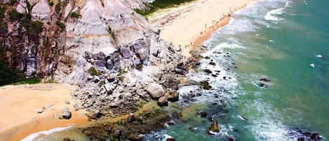 Nära stranden och vit sandstrand