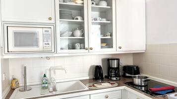 Kühlschrank, Mikrowelle, Herdplatte, Geschirrspüler