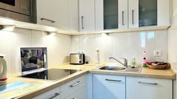 Kühlschrank, Mikrowelle, Herdplatte, Geschirrspüler