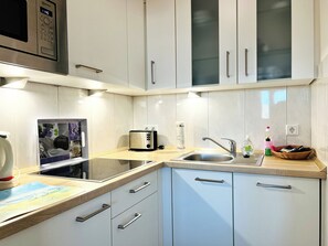 Køleskab, mikrobølgeovn, kogeplade, opvaskemaskine